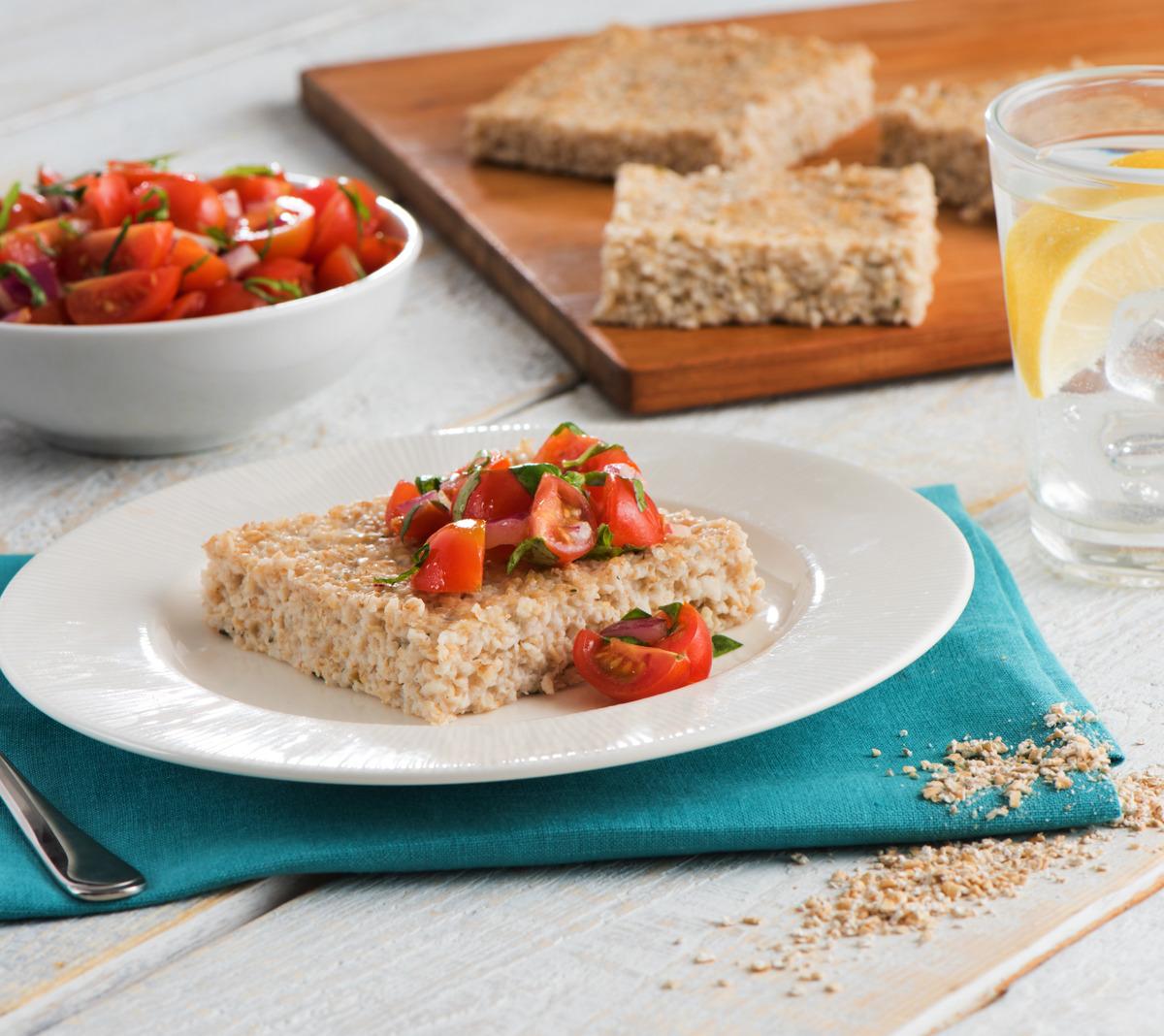 Croquettes de gruau salées et salade tomates-oignons