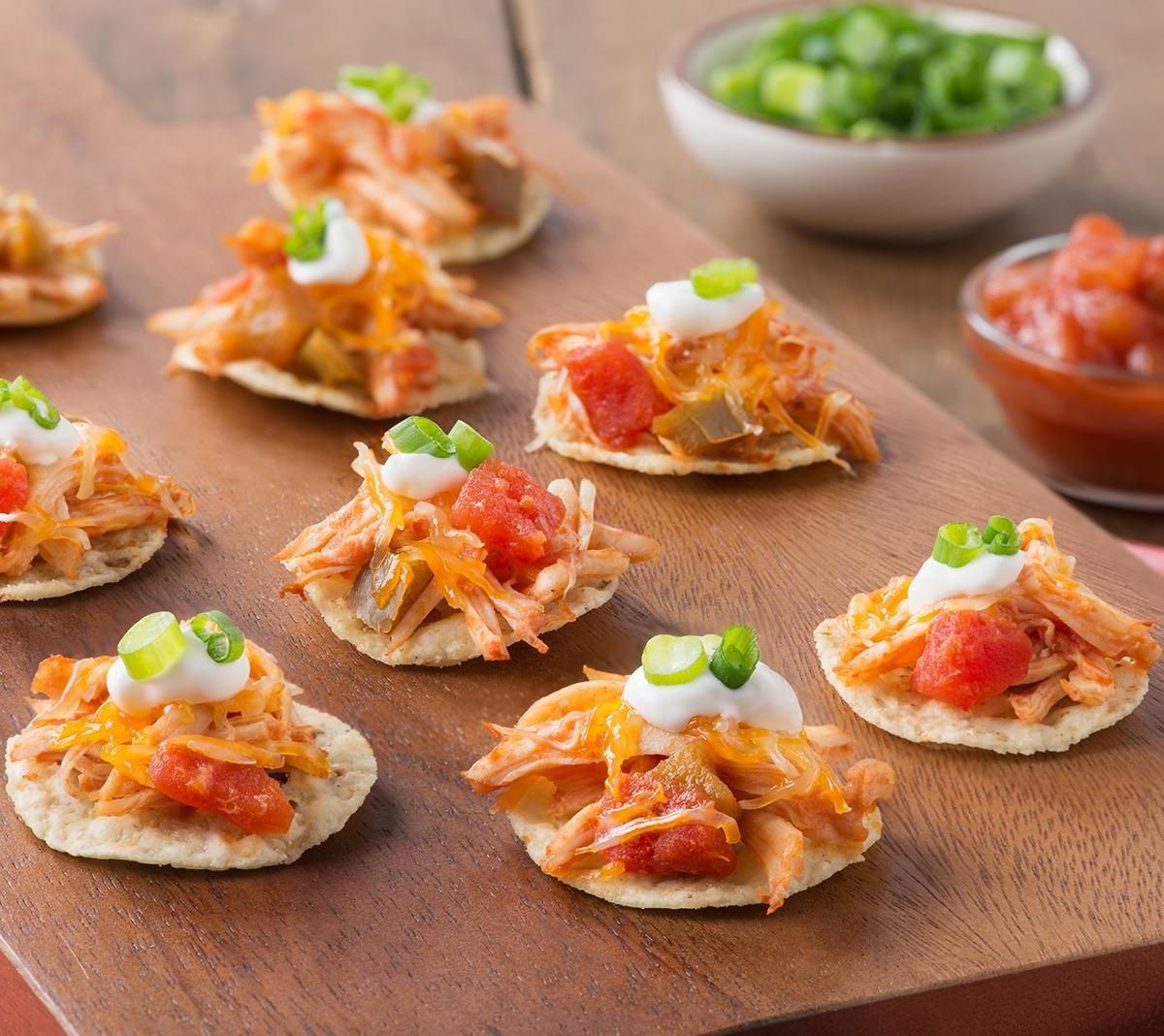 Mini tostadas au poulet effiloché