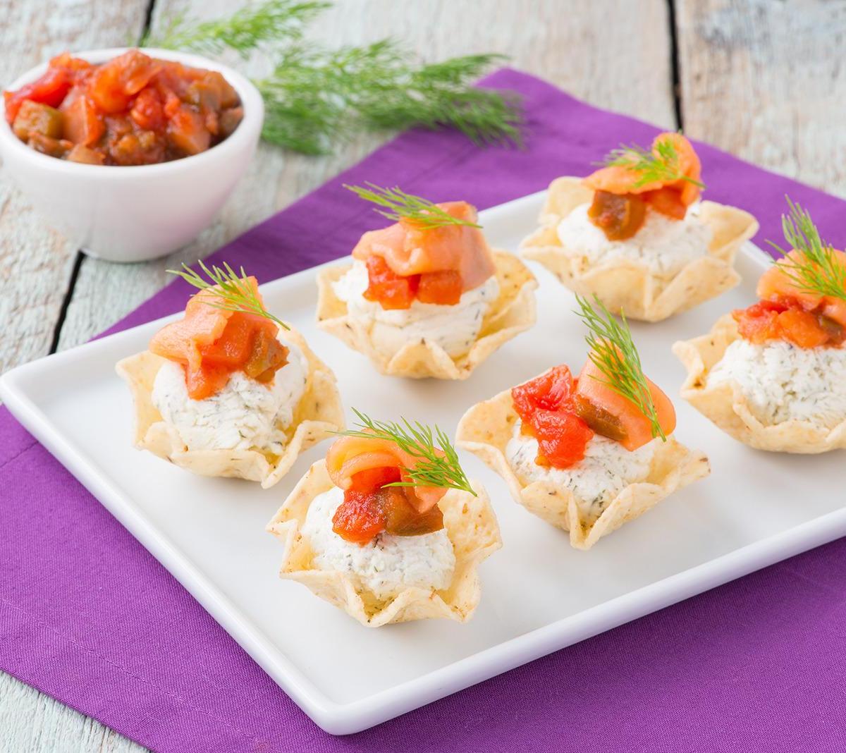 Необычные закуски. Закуска на драниках. Закуска с характером читать полностью. Закуски с рыбой на праздничный стол. Закуска из языка.