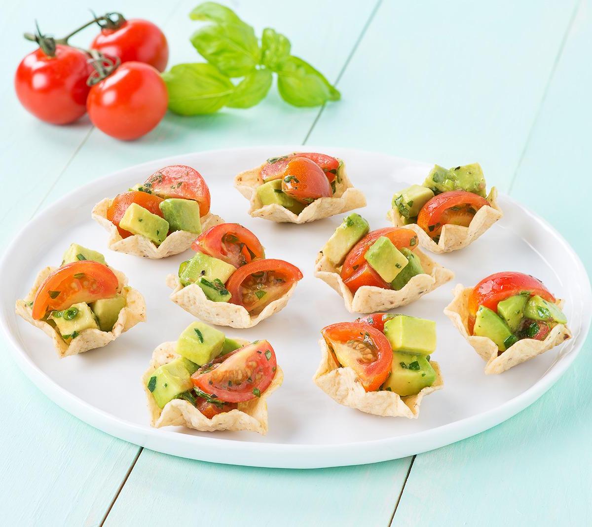 Salade aux tomates cerises fraîches et à l’avocat en coupes