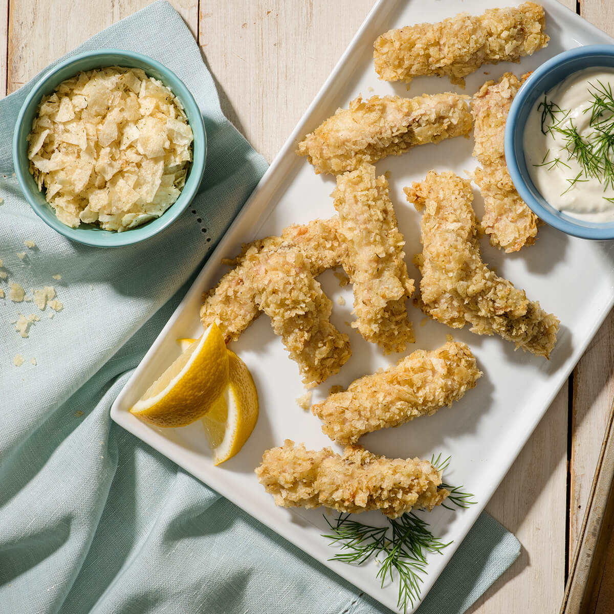 Bâtonnets de poisson panés avec les croustilles cornichons à l'aneth de LAY’S