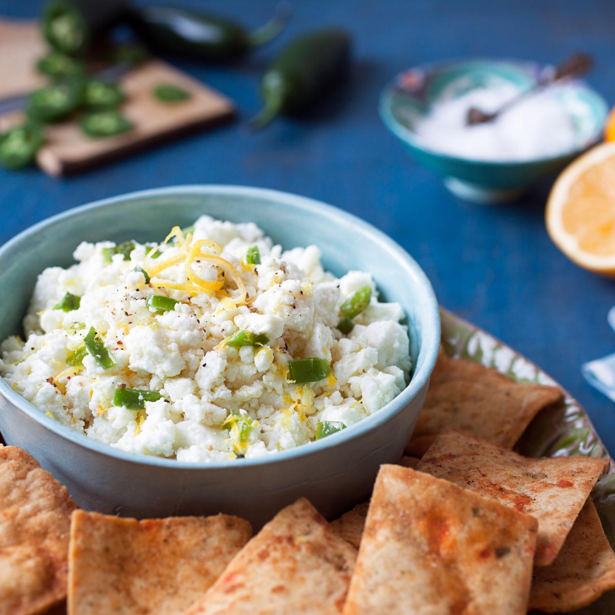 Dip cremoso de feta y jalapeños