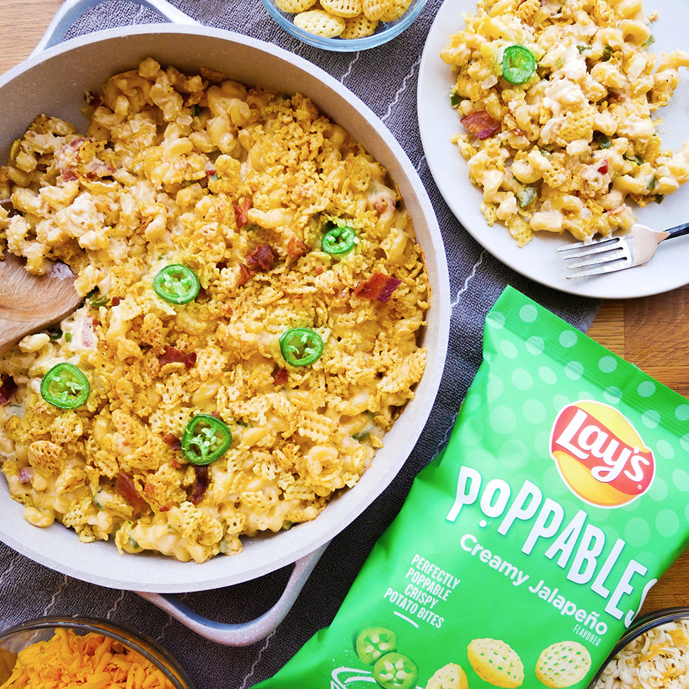 Macarrones con queso y jalapeños al horno con 3 quesos y cobertura de papas LAY'S<sup>®</sup> Poppables<sup>TM</sup> Creamy Jalapeño