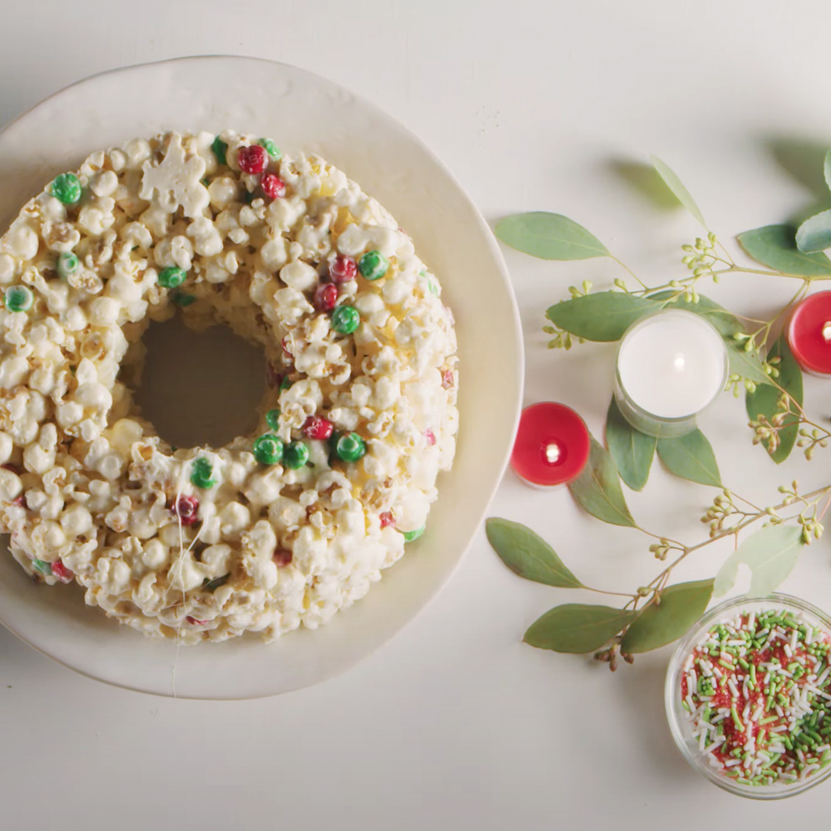 Pastel de corona de Navidad de palomitas de maíz