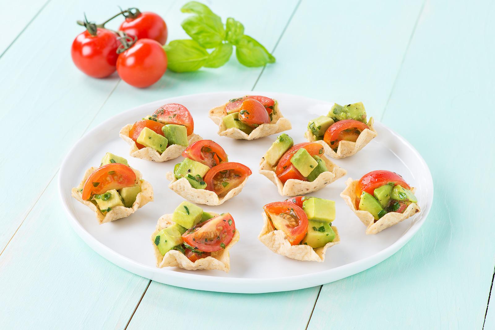 Salade aux tomates cerises fraîches et à l’avocat en coupes