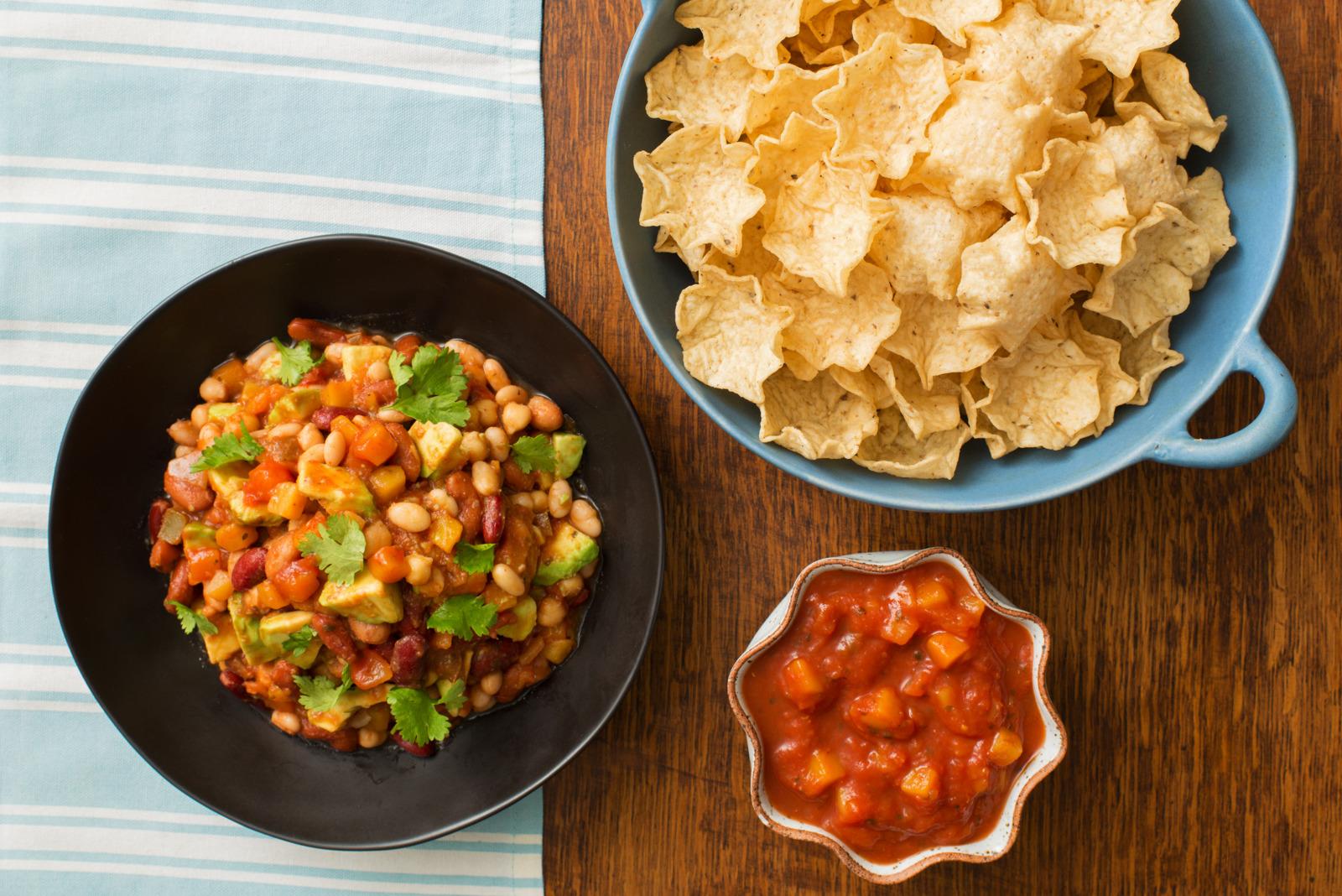 Salsa de haricots mélangés à la mangue et à l'avocat