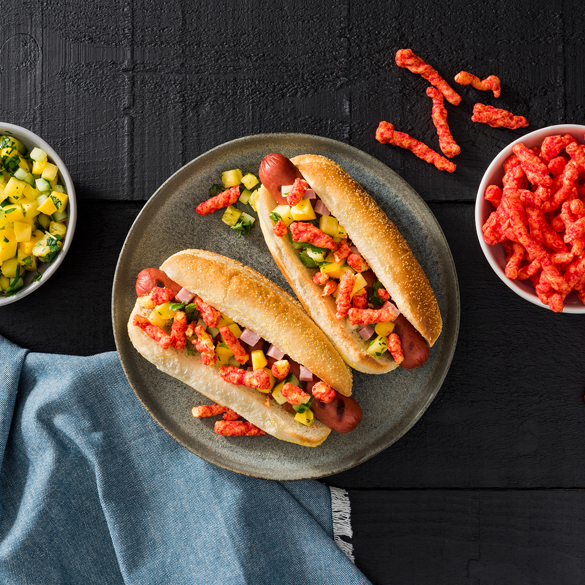 Hot dogs hawaianos con CHEETOS<sup>®</sup> FLAMIN’ HOT<sup>®</sup>