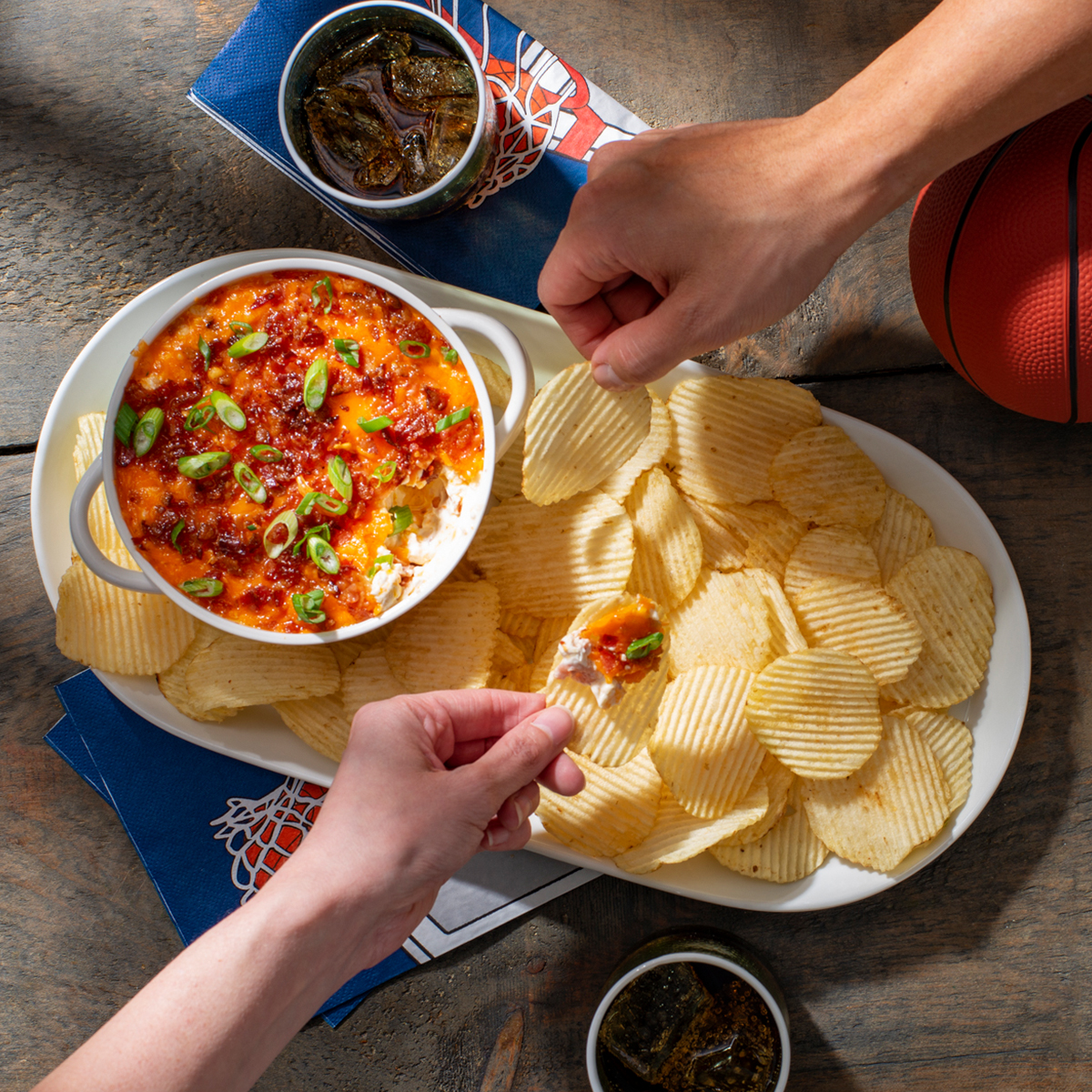 Dip de Ruffles<sup>®</sup>, queso y tocino