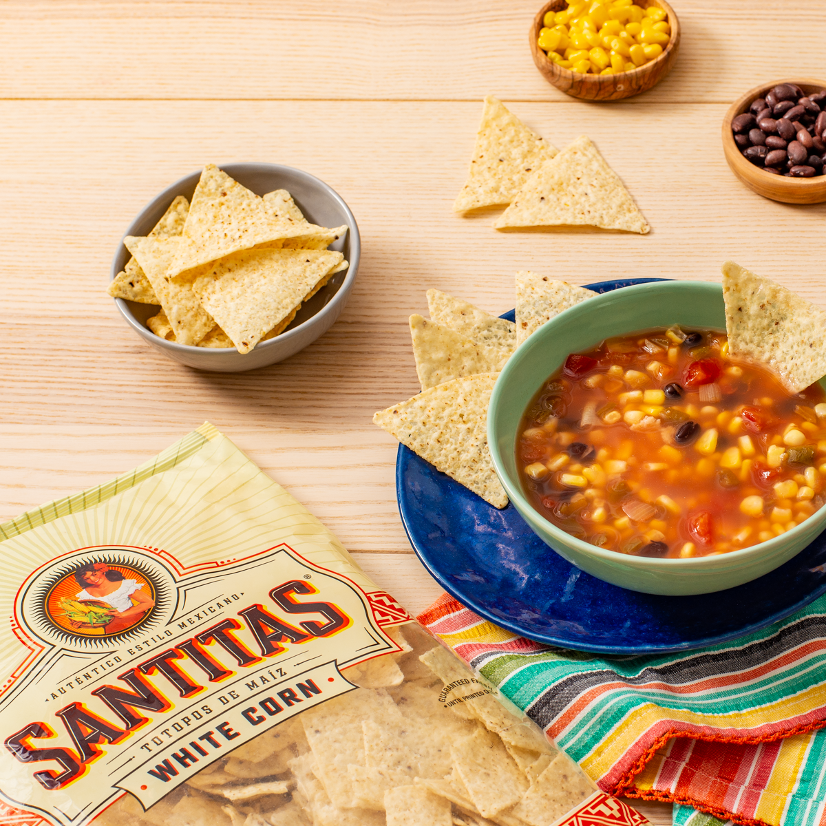 Sopa de frijoles negros y totopos de tortilla Santitas<sup>®</sup> 