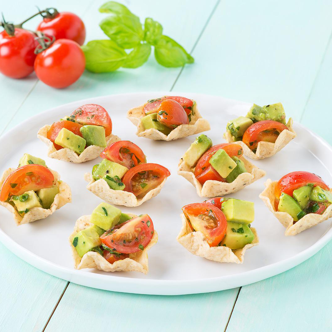 Salade aux tomates cerises fraîches et à l’avocat en coupes