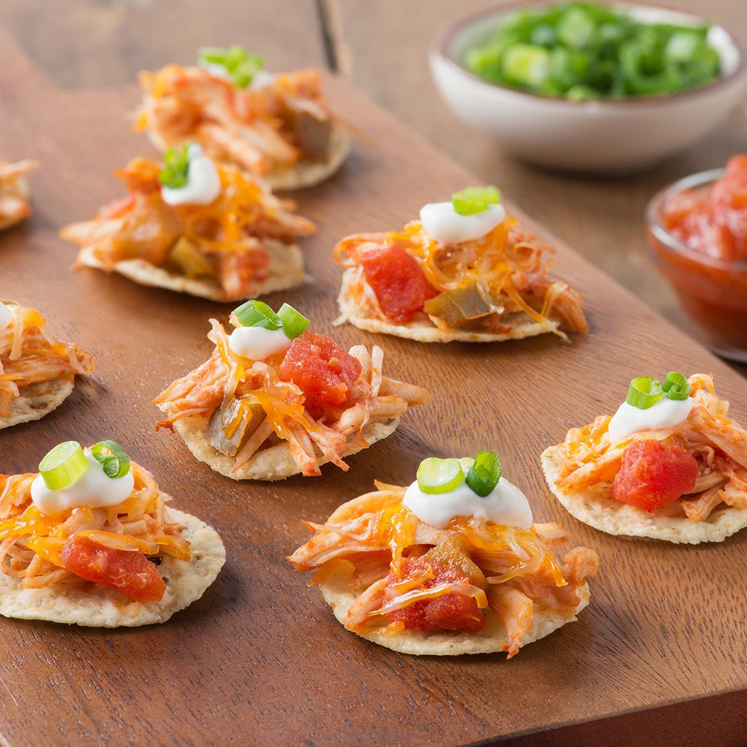 Mini tostadas au poulet effiloché 