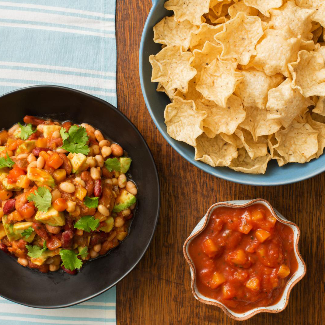 Salsa de haricots mélangés à la mangue et à l'avocat