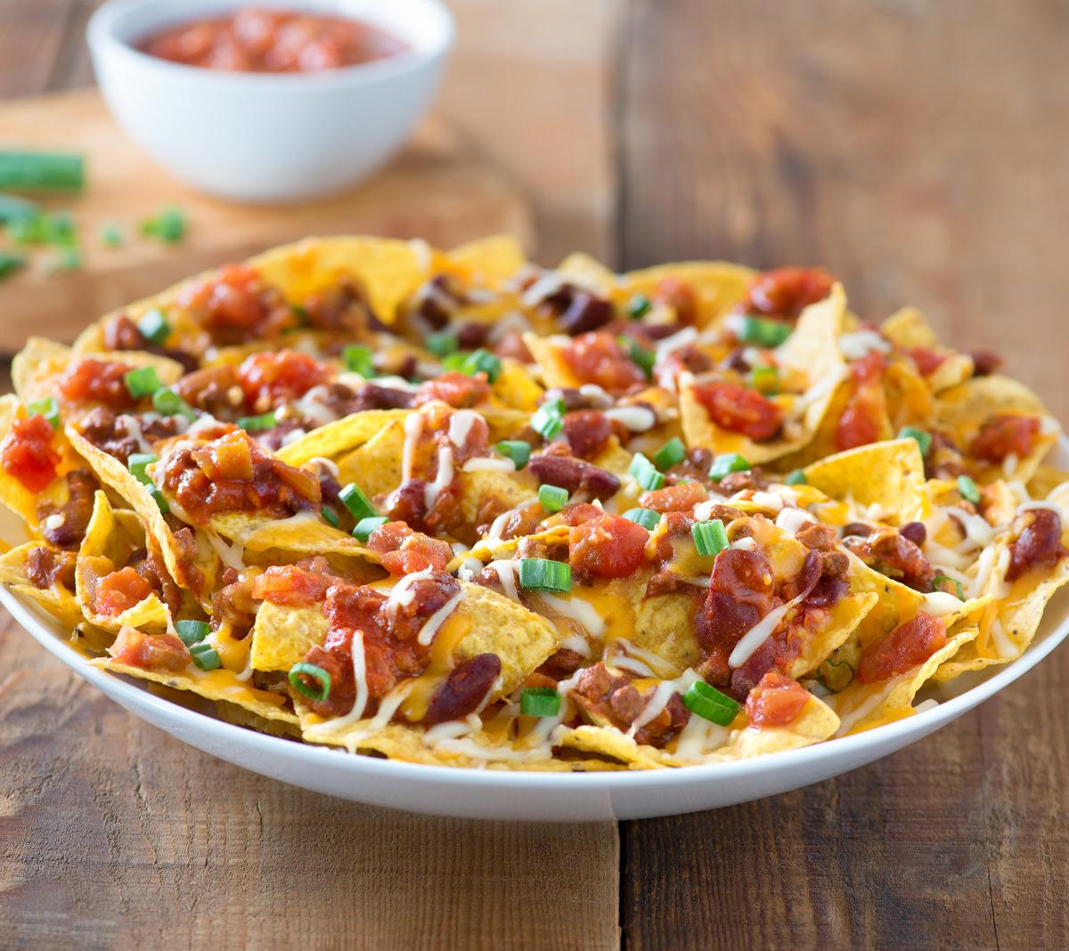 Nachos con chili y queso